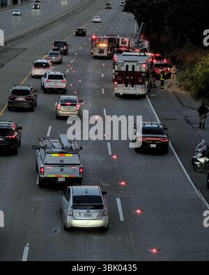La police a posé des torches pour éloigner les véhicules en direction du sud des travailleurs de la SFFD sur la I-280 à San Francisco. Banque D'Images