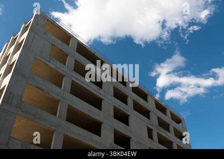 Bâtiment moderne de midi avec ciel bleu Banque D'Images
