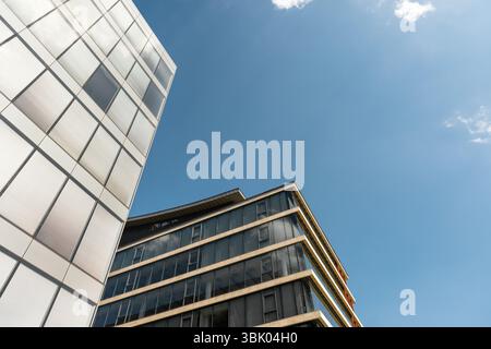 Bâtiment moderne de midi avec ciel bleu Banque D'Images