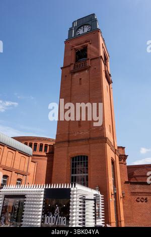 POZNAN, POLOGNE - 11 AOÛT 2018 : Tour de l'horloge à Stary Browar (vieille brasserie) à Poznan, Pologne. Ce bâtiment en briques est utilisé comme centre commercial de nos jours Banque D'Images
