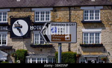 HELMSLEY, Royaume-Uni - 12 JUIN 2025 - panneau indiquant parking, Stokesley, abbaye de Rievaulx et l'hôtel Black Swan à Helmsley, North York Moors National Banque D'Images
