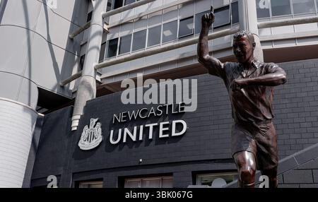 NEWCASTLE, Royaume-Uni - 13 JUIN 2025 - la statue de bronze emblématique d'Alan Shearer, attaquant légendaire de Newcastle United, se dresse fièrement à l'extérieur de St James' Park Banque D'Images