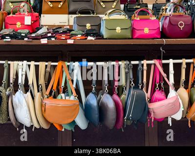 VÉRONE, ITALIE - 29 OCTOBRE 2024 : Marketplace en Italie avec de faux sacs et lunettes de soleil SeeVision contrefaits Banque D'Images