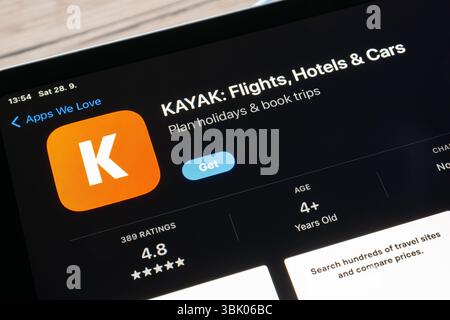 OSTRAVA, TCHÉQUIE - 28 SEPTEMBRE 2024 : Apple App Store avec l'application mobile kayak installée sur l'appareil iOS pour rechercher des vols pas chers, des hôtels Banque D'Images