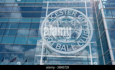 LEICESTER, Royaume-Uni - 14 JUIN 2025 - bâtiment moderne en verre reflétant le logo du Leicester City Football Club et le ciel nuageux à Leicester, Royaume-Uni Banque D'Images