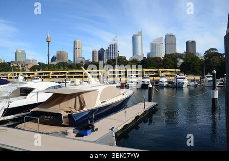 Sydney, New Sowth Wales, Australie. 19 mai 2013 : bateaux amarrés à une marina avec la skyline de Sydney en arrière-plan sous un ciel clair. Banque D'Images