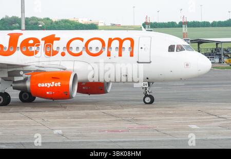 BUDAPEST, HONGRIE - 12 MAI : . Un avion Easyjet à l'aéroport. Après la faillite de MALEV en Hongrie, les compagnies aériennes low-cost gagnent des parts de marché. Banque D'Images