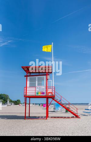 Tour de sauveteur rouge sur Sandy Beach à Parnu, Estonie Banque D'Images