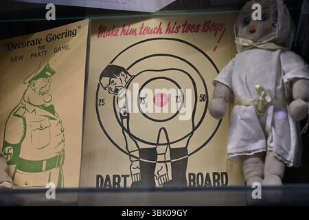 Wartime Hitler Dartboard - Musée des marques - Londres Royaume-Uni Banque D'Images