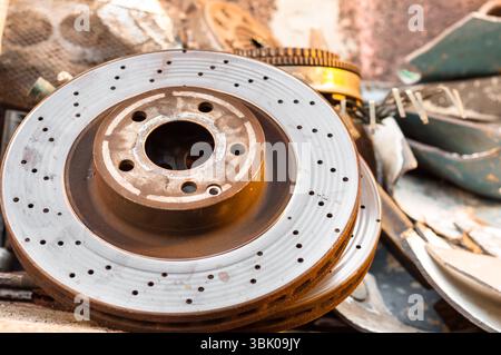 Pièces de voiture anciennes rouillées avec du métal Banque D'Images