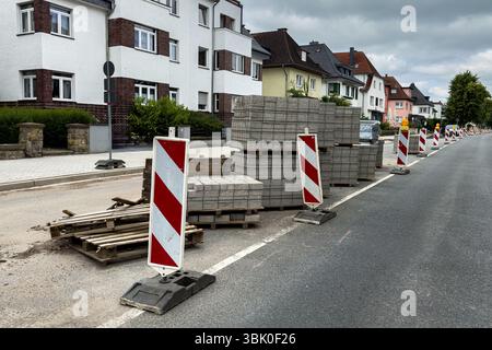 Dalles de pavage en béton empilées sur des palettes en bois. Travaux routiers dans une rue de ville. Banque D'Images