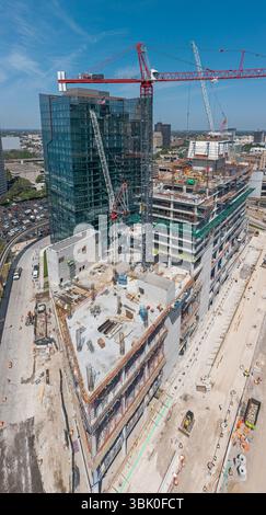 Detroit (Michigan) - construction de l'hôtel JW Marriott Detroit Water Square de 25 étages. Le bâtiment est à côté du nouvel appartement de luxe Water Square Banque D'Images