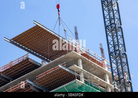Detroit (Michigan) - construction de l'hôtel JW Marriott Detroit Water Square de 25 étages. Le cadre pour un nouveau plancher est abaissé en place ; ciment w Banque D'Images