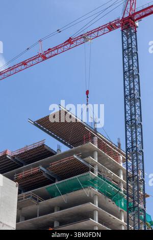 Detroit (Michigan) - construction de l'hôtel JW Marriott Detroit Water Square de 25 étages. Le cadre pour un nouveau plancher est abaissé en place ; ciment w Banque D'Images