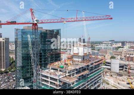Detroit (Michigan) - construction de l'hôtel JW Marriott Detroit Water Square de 25 étages. Le bâtiment est à côté du nouvel appartement de luxe Water Square Banque D'Images