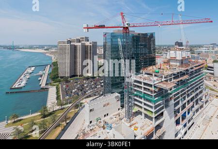 Detroit (Michigan) - construction de l'hôtel JW Marriott Detroit Water Square de 25 étages. Le bâtiment est à côté du nouvel appartement de luxe Water Square Banque D'Images