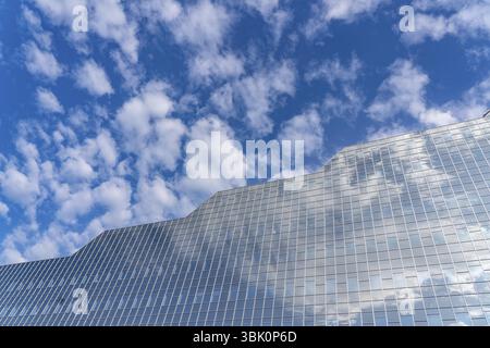 Façade réfléchissante du bâtiment Rabobank à la gare centrale, Utrecht Centraal, pays-Bas Banque D'Images