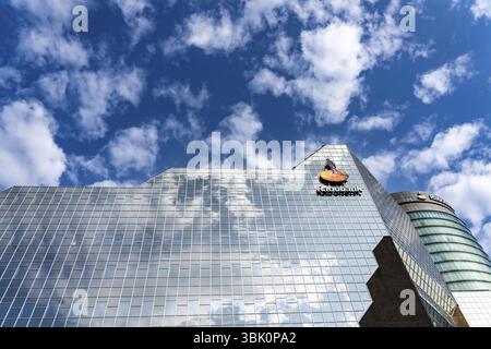Façade réfléchissante du bâtiment Rabobank à la gare centrale, Utrecht Centraal, pays-Bas Banque D'Images