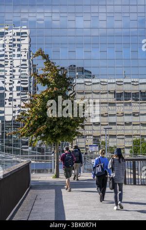 Façade réfléchissante du bâtiment Rabobank à la gare centrale, Utrecht Centraal, pays-Bas Banque D'Images