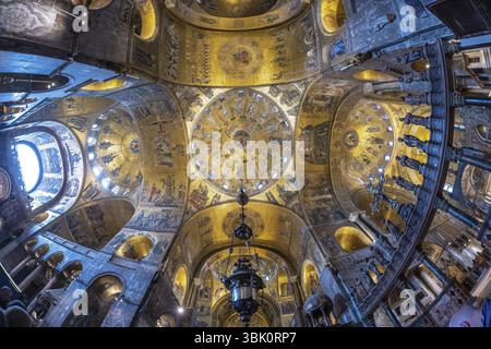 Vue grand angle du plafond richement décoré de St. Basilique de Marc, présentant ses mosaïques complexes et son architecture byzantine Banque D'Images