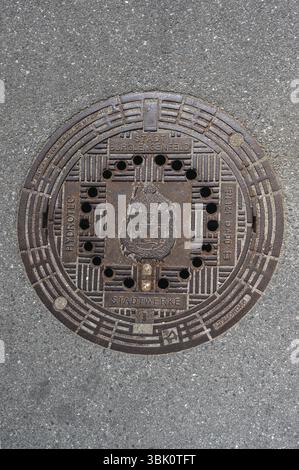 Couvercle de trou d'homme avec les armoiries de Burglengenfeld, Haut-Palatinat, Bavière, Allemagne, Europe Banque D'Images