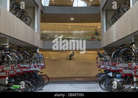 Parking à vélos central à Stationsplein, le plus grand parking à vélos du monde avec plus de 13 000 places de parking sur 3 étages, juste en dessous du Banque D'Images