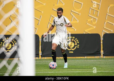Atlanta, États-Unis. 16 juin 2025. Le milieu de terrain du LAFC Timothy Tillman (11 ans) dribble la balle vers le but lors de la deuxième moitié du match de la Coupe du monde des clubs de la FIFA contre le Chelsea FC au Mercedes-Benz Stadium à Atlanta, en Géorgie, le 16 juin 2025. (Photo de Kindell Buchanan/Sipa USA) crédit : Sipa USA/Alamy Live News Banque D'Images
