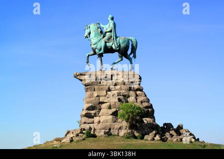 La statue équestre de George III, sculptée entre 1824-30 et souvent appelée le « cheval de cuivre », se dresse à la fin de la longue promenade du château de Windsor sur S. Banque D'Images