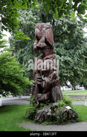 Sculpture en bois des artistes genevois Sylvio Asseo et Regula Schultz intitulée 'la clef se trouve dans l'Arbrimaux'. Banque D'Images
