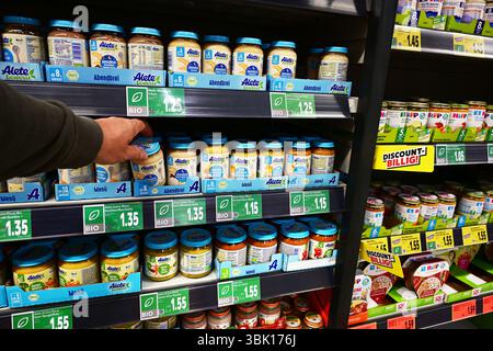 Bocaux Bio-label des repas pour bébés dans une épicerie Banque D'Images