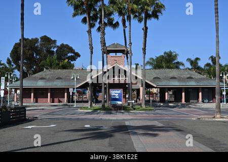 CARLSBAD, CALIFORNIE - 15 JUIN 2025 : la station Carlsbad Village est une station de train de banlieue qui se trouve sur la ligne de train de banlieue NCTD COASTER. Banque D'Images