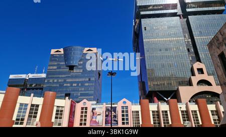 Bâtiments d'affaires et centre commercial, avion volant dans le ciel. Lisbonne, Portugal Banque D'Images