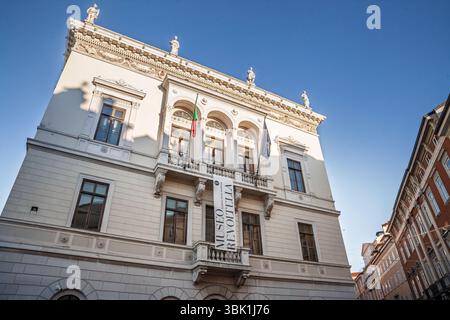 TRIESTE, ITALIE - 17 DÉCEMBRE 2024 : vue de face du Museo Revoltella à Trieste, Italie, un élégant palais du XIXe siècle transformé en musée d'art moderne, a Banque D'Images