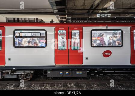 BARCELONE, ESPAGNE - 12 AVRIL 2025 : vue latérale d'une voiture de métro des Transports Metropolitans de Barcelona arrêtée à un quai souterrain. Metro de Ba Banque D'Images