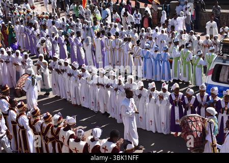 Une procession de prêtres, de diacres, de musiciens et de membres du clergé célébrant Timkat (Épiphanie), une célébration orthodoxe éthiopienne à Gondar, Éthiopie, janvier 2021 Banque D'Images