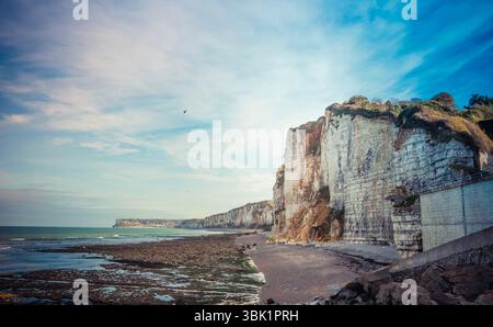 Falaises de craie spectaculaires d'Étretat, Normandie : arches marines emblématiques surplombant la plage de galets et les vagues turquoises. Banque D'Images