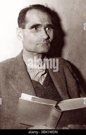 Rudolf Hess, ancien député Führer du parti nazi sous Adolph Hitler, dans sa cellule de prison de Nuremberg en attente de son procès devant le Tribunal militaire international pour crimes de guerre pendant la IIe Guerre mondiale Banque D'Images