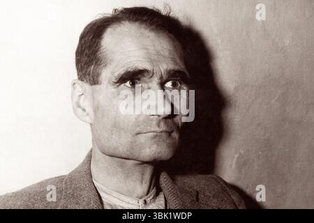 Rudolf Hess, ancien député Führer du parti nazi sous Adolph Hitler, dans sa cellule de prison de Nuremberg en attente de son procès devant le Tribunal militaire international pour crimes de guerre pendant la IIe Guerre mondiale Banque D'Images