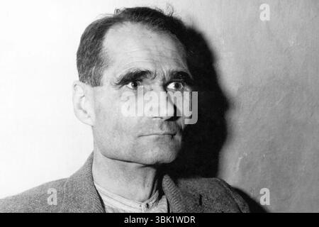 Rudolf Hess, ancien député Führer du parti nazi sous Adolph Hitler, dans sa cellule de prison de Nuremberg en attente de son procès devant le Tribunal militaire international pour crimes de guerre pendant la IIe Guerre mondiale Banque D'Images