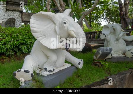 Bali, Indonésie - 19 décembre 2024 : statue d'éléphant devant le monument de la péninsule de Bali Banque D'Images