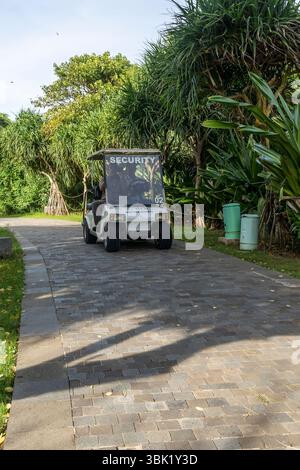 Bali, Indonésie - 19 décembre 2024 : un véhicule de sécurité blanc roule sur une route. Banque D'Images