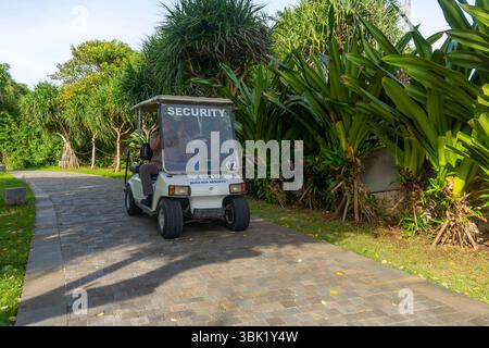 Bali, Indonésie - 19 décembre 2024 : un véhicule de sécurité blanc roule sur une route. Banque D'Images