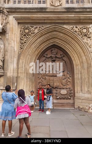 Angleterre, Somerset, Bath, Bath Abbey, touristes prenant des photos devant la porte d'entrée de Bath Abbey Banque D'Images