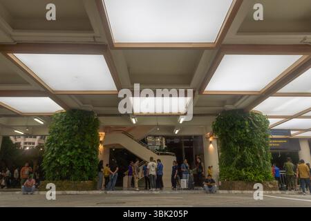 Bali, Indonésie - 19 décembre 2024 : avion de l'aéroport de Bali la nuit avec de nombreux touristes à la section des arrivées Banque D'Images