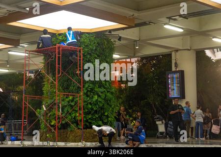 Bali, Indonésie - 19 décembre 2024 : avion de l'aéroport de Bali la nuit avec de nombreux touristes à la section des arrivées Banque D'Images