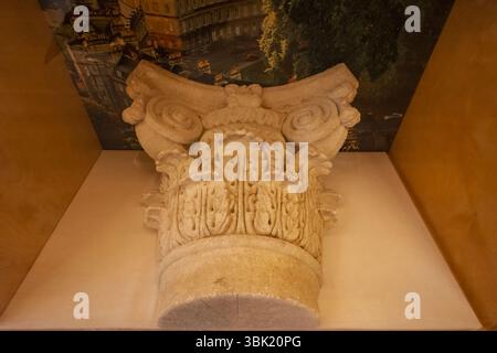 Angleterre, Somerset, Bath, Museum of Bath Stone, Corinthian Capital Stone Carving par Jennie Regan Banque D'Images