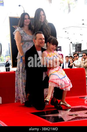 L'acteur Christian Slater et sa famille Eliana Sophia, Brittany Lopez et sa fille Lena posent sur Star lors de la cérémonie sur le Hollywood Walk of Fame pour Christian Slater Banque D'Images