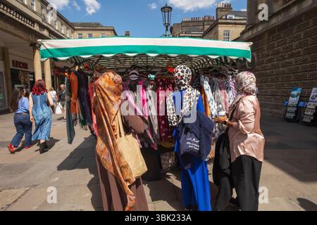 Angleterre, Somerset, Bath, Stall Street, Muslim Women Shopping at Street Stall Banque D'Images