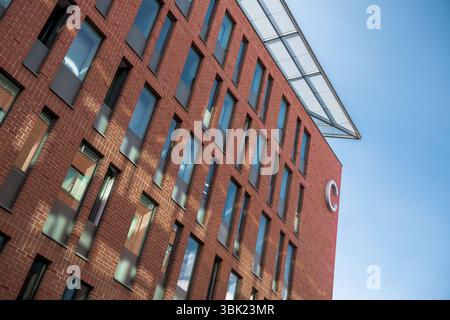 Prise de vue en angle d'un bâtiment moderne en milieu de journée Banque D'Images