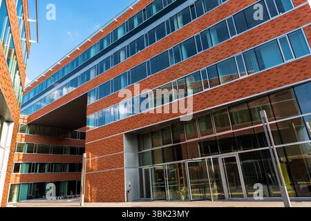 Bâtiment moderne de midi avec ciel bleu Banque D'Images